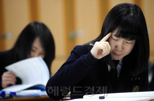 10일 오전 2012학년도 대학수학능력시험 개편안을 일부 반영한 올해 첫 고3 전국연합 학력평가가 일제히 치뤄진 가운데 서울 서초2동 양재고등학교 학생들이 진지한 표정으로 시험을 보고 있다. 박해묵 기자/mook@heraldm.com
10일 오전 2012학년도 대학수학능력시험 개편안을 일부 반영한 올해 첫 고3 전국연합 학력평가가 일제히 치뤄진 가운데 서울 서초2동 양재고등학교 학생들이 진지한 표정으로 시험을 보고 있다. 박해묵 기자/mook@heraldm.com
10일 전국 고3을 대상으로 올해 첫 학력평가가 치러졌다. 정부는 ‘쉬운 수능’을 공언했지만 이날 시험문제는 ‘쉬운 수능’ 발표 이전에 출제된 것이어서 난이도가 작년 1차 모의평가와 비슷했다. 서울 서초2동 양재고 학생들이 진지한 표정으로 시험을 보고 있다.	 박해묵 기자/mook@