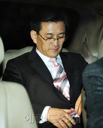 중국 상하이 주재 총영사관 외교관의 정보기밀 누출 스캔들과 관련해 김정기 전 상하이 총영사가 9일 오후 창성동 중앙청사 별관에서 조사를 받은 후 귀가하고 있다. 이상섭 기자/babtong@heraldm.com