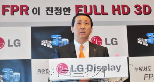 엘지 디스플레이는 10오전 서울 여의도 트윈타워에서 FPR 3D 기자간담회를 열어 권영수 대표이사가 설명을하고 있다.<br />김명섭 기자 msiron@
권영수 LG디스플레이 사장이 10일 3DTV 시연회를 갖고 삼성에 대해 글로벌 시연회를 갖자고 제안했다.  김명섭 기자/msiron@