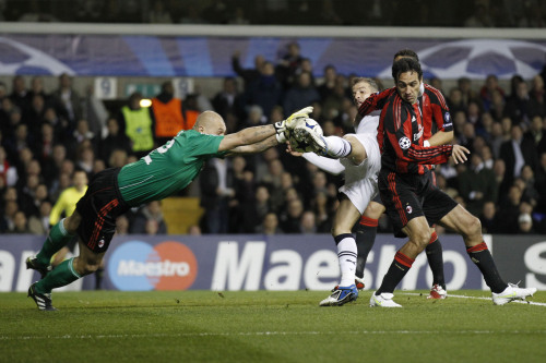<YONHAP PHOTO-0298> Tottenham Hotspur's Rafael Van der Vaart, center, goes for the ball with AC Milan's goalkeeper Christian Abbiati, left, during their Champions League round of 16 second leg soccer match at White Hart Lane, London, Wednesday, March 9, 2011. (AP Photo/Matt Dunham)/2011-03-10 06:21:24/ <저작권자 ⓒ 1980-2011 ㈜연합뉴스. 무단 전재 재배포 금지.>
Tottenham’s Rafael Van der Vaart (center) attempts a shot on goal against AC Milan.  AP-Yonhap News