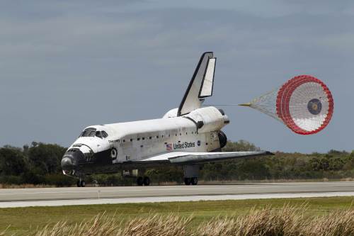 <YONHAP PHOTO-0184> Space shuttle Discovery lands at the Kennedy Space Center in Cape Canaveral, Fla., Wednesday, March 9, 2011. (AP Photo/Terry Renna)/2011-03-10 02:33:25/ <저작권자 ⓒ 1980-2011 ㈜연합뉴스. 무단 전재 재배포 금지.>
Space shuttle Discovery lands at the Kennedy Space Center in Cape Canaveral, Florida, Wednesday.  AP-Yonhap News