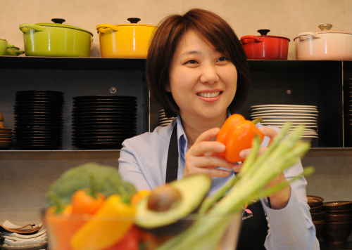 김은경 채소소믈리에 인터뷰.<br />이상섭기자/babtong@heraldm.com 2011.03.08
Kim Eun-kyung, Korea’s first accredited vegetable sommelier and president of the Korea Vegetable Sommelier Association, explains types of paprika at her cooking studio in Seoul.   Lee Sang-sub/The Korea Herald