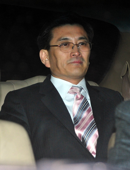 김정기 전 상하이 총영사가 9일 저녁 창성동 중앙청사별관에서 조사를 받고 귀가하고 있다./이상섭 기자 babtong@ 2011.03.09
Kim Jung-ki, former consul general in Shanghai, returns home Wednesday night in Seoul after being interrogated on the leak of consular files to a Chinese woman.  Lee Sang-sub/The Korea Herald
