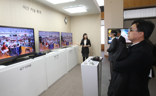<YONHAP PHOTO-0909> 삼성-LG, 3D TV 비교 시연 (서울=연합뉴스) 배재만 기자 = 삼성전자와 LG전자의 신제품 3D TV 신경전이 본격적인 홍보 싸움으로 번지고 있는 가운데 10일 서울 여의도 트윈타워에서 열린 LG디스플레이의 3D TV 설명회에서 참석 기자들을 대상으로 양사의 신제품 3D TV에 대한 비교 시연을 하고 있다. 2011.3.10 scoop@yna.co.kr http://blog.yonhapnews.co.kr/f6464/2011-03-10 13:39:39/ <저작권자 ⓒ 1980-2011 ㈜연합뉴스. 무단 전재 재배포 금지.>
Reporters compare 3-D televisions from Samsung Electronics and LG Electronics at a demonstration event hosted by LG Display at its headquarters in Seoul on Thursday. Yonhap News