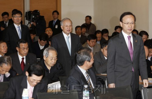 대한상공회의소가 10일 서울 남대문로 상의회관에서 ‘통일지향적 남북관계 발전과 기업의 대응 세미나’를 개최한 가운데 손경식<가운데> 상의 회장과 현인택<앞쪽> 통일부 장관이 세미나 장소로 입장하고 있다.