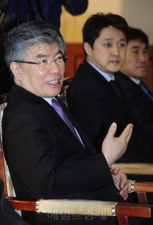 김중수 한국은행 총재가 11일 오전 소공동 한국은행 본관에서 주요 투자은행 전문가들과 간담회를 가진 자리에서 어제 10일 금리인상 결과가 채권시장에서 정 반대로 나타난 데 대한 견해를 묻는 기자의 질의에 대해  "내 기대와 시장은 다르게 갈 수 있다"고 밝히고 있다. 박해묵 기자/mook@heraldm.com
김중수 한국은행 총재가 11일 오전 소공동 한국은행 본관에서 주요 투자은행 전문가들과 간담회를 가진 자리에서 어제 10일 금리인상 결과가 채권시장에서 정 반대로 나타난 데 대한 견해를 묻는 기자의 질의에 대해  "내 기대와 시장은 다르게 갈 수 있다"고 밝히고 있다. 박해묵 기자/mook@heraldm.com
김중수 한국은행 총재가 11일 오전 서울 소공동 한국은행 본관에서 주요 투자은행 전문가들과 간담회를 했다. 김 총재는 10일 금리 인상에도 채권시장의 금리가 떨어진 데 대해 “기대와 시장은 다르게 갈 수 있다”고 밝혔다.  박해묵 기자/mook@heraldm.com