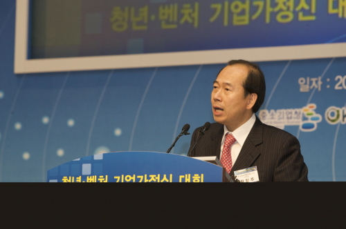 황철주,  한국청년기업가정신재단 (이사장) / 기업가정신 전도사 나선 황철주 벤처기업협회장, ‘세 마리 토끼 잡는다’