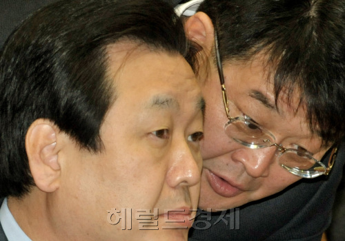 한나라당 김무성(왼쪽) 원내대표와 조전혁 의원이  11일 오전 국회에서 열린 주요당직자회의 도중에 귀엣말을 하고 있다.양동출dcyang@heraldm.com/110311/
한나라당 김무성(왼쪽) 원내대표와 조전혁 의원이  11일 오전 국회에서 열린 주요당직자회의 도중에 귀엣말을 하고 있다.양동출dcyang@heraldm.com/110311/
한나라당 김무성(왼쪽) 원내대표와 조전혁 의원이 11일 오전 국회에서 열린 주요당직자회의 도중에 귀엣말을 나누고 있다.
양동출 기자/dcyang@heraldm.com