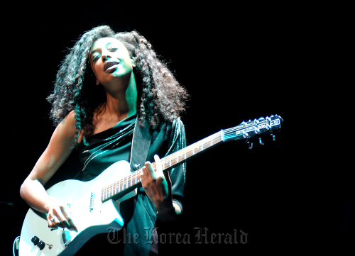 U.K. singer-songwriter Corinne Bailey Rae performs during her solo concert in Seoul on Thursday. 9 Entertainment
