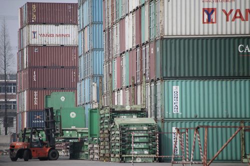 <YONHAP PHOTO-2521> FILE - In this file photo taken March 2, 2011, a forklift arranges the shipping containers near a port in Shanghai. A surge in oil prices helped push imports up at the fastest pace in 18 years in January, giving the country the largest trade deficit in six months. (AP Photo/Eugene Hoshiko)/2011-03-10 22:48:24/ <저작권자 ⓒ 1980-2011 ㈜연합뉴스. 무단 전재 재배포 금지.>
A forklift arranges the shipping containers near a port in Shanghai.  AP-Yonhap News