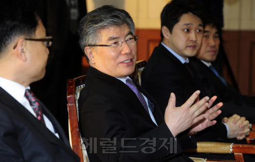 김중수 한국은행 총재가 11일 오전 소공동 한국은행 본관에서 주요 투자은행 전문가들과 간담회를 가진 자리에서 어제 10일 금리인상 결과가 채권시장에서 정 반대로 나타난 데 대한 견해를 묻는 기자의 질의에 대해  "내 기대와 시장은 다르게 갈 수 있다"고 밝히고 있다. 박해묵 기자/mook@heraldm.com