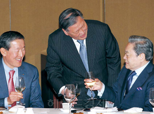 정몽구 현대차그룹 회장의 허창수 신임 전국경제인연합회 회장과 이건희 삼성 회장에 대한 세심한 배려가 관심을 모으고 있다. 10일 전경련 만찬에서 정 회장이 허창수, 이건희 회장 자리에 와 건배하고 있다. 안훈 기자/rosedale@