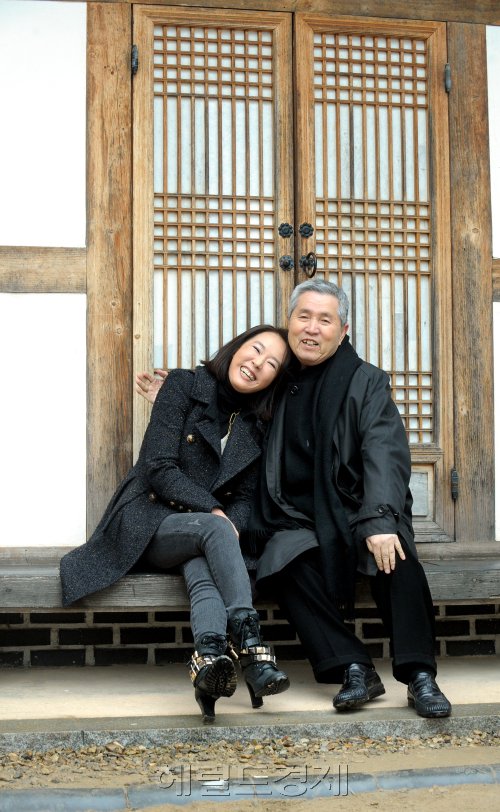 17일 임권택과 강수연의 동행 수원 한옥마을. 박현구 기자phko@heraldm.com 2011.02.17
17일 임권택과 강수연의 동행 수원 한옥마을. 박현구 기자phko@heraldm.com 2011.02.17