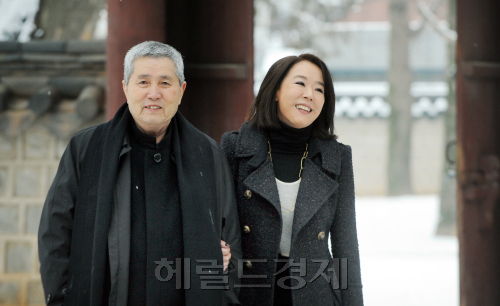 17일 임권택과 강수연의 동행 수원 한옥마을. 박현구 기자phko@heraldm.com 2011.02.17
17일 임권택과 강수연의 동행 수원 한옥마을. 박현구 기자phko@heraldm.com 2011.02.17