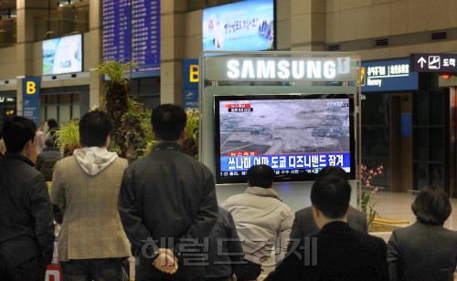 11일 오후 일본에 강진이 발생한 가운데 인천국제토토사이트 토사장에서 여행객들이 뉴스특보를 예의 주시하고 있다.<br alt=