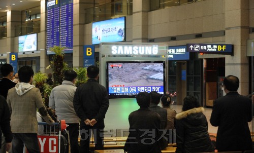 11일 오후 일본에 강진이 발생한 가운데 인천국제공항에서 여행객들이 뉴스특보를 예의 주시하고 있다.<br />이상섭 기자/babtong@heraldm.com 110311
11일 오후 일본에 강진이 발생한 가운데 인천국제공항에서 여행객들이 뉴스특보를 예의 주시하고 있다.
이상섭 기자/babtong@heraldm.com 110311
