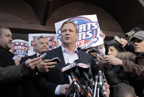 <YONHAP PHOTO-1140> NFL Commissioner Roger Goodell, center, speaks with reporters as negotiations between the NFL owners and players go unresolved, at the Federal Mediation and Conciliation Service in Washington, Friday, March 11, 2011. Carolina Panthers owner Jerry Richardson looks on at second left. (AP Photo/J. Scott Applewhite)/2011-03-12 09:16:25/ <저작권자 ⓒ 1980-2011 ㈜연합뉴스. 무단 전재 재배포 금지.>
NFL Commissioner Roger Goodell speaks with reporters in Washington.  AP-Yonhap News