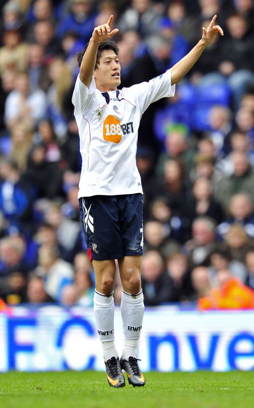 <YONHAP PHOTO-0051> Bolton Wanderers' South Korean midfielder Lee Chung-Yong celebrates scoring Bolton's late winner during the FA Cup quarter-final football match between Birmingham City and Bolton Wanderers at St Andrews in Birmingham, West Midlands, England on March 12, 2011. AFP PHOTO/GLYN KIRK FOR EDITORIAL USE ONLY Additional licence required for any commercial/promotional use or use on TV or internet (except identical online version of newspaper) of Premier League/Football League photos. Tel DataCo +44 207 2981656. Do not alter/modify photo. /2011-03-13 00:24:19/ <저작권자 ⓒ 1980-2011 ㈜연합뉴스. 무단 전재 재배포 금지.>
Bolton’s Lee Chung-yong celebrates his goal against Birmingham.  AFP-Yonhap News