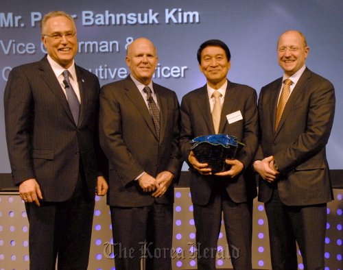 LG Chem vice chairman Peter Bahnsuk Kim (third from left) poses with executives of General Motors at a ceremony to celebrate the company’s winning an award from the U.S. automaker in Detroit, Michigan, on Saturday. LG Chem
LG Chem vice chairman Peter Bahnsuk Kim (third from left) poses with executives of General Motors at a ceremony to celebrate the company’s winning an award from the U.S. automaker in Detroit, Michigan, on Saturday. LG Chem