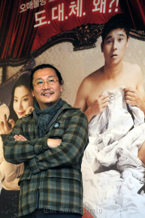 영화 <사랑이 무서워> 정우철 감독 인터뷰./ 안훈기자 rosedale@ 2011.03.09
Director Jung Woo-cheol says his debut film, “Shotgun Love,” aims to chase two hares at once ―  laughter and addressing social problems.  Ahn Hoon/ The Korea Herald
