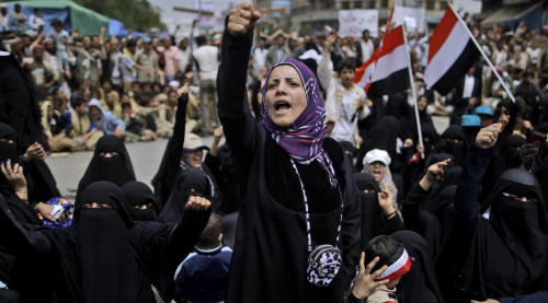 <YONHAP PHOTO-0286> A female anti-government protestor chants slogans demanding the resignation of Yemeni President Ali Abdullah Saleh, following clashes with Yemeni police in Sanaa, Yemen, Saturday, March 12, 2011. Yemeni security forces stormed a square early Saturday where thousands of pro-democracy protesters have been camped out for the past month, firing tear gas and live ammunition during a pre-dawn raid that killed at least one person, doctors and witnesses said. (AP Photo/Muhammed Muheisen)/2011-03-13 04:58:12/ <저작권자 ⓒ 1980-2011 ㈜연합뉴스. 무단 전재 재배포 금지.>
A female anti-government protestor chants slogans demanding the resignation of Yemeni President Ali Abdullah Saleh, following clashes with Yemeni police in Sanaa on Saturday.  AP-Yonhap News