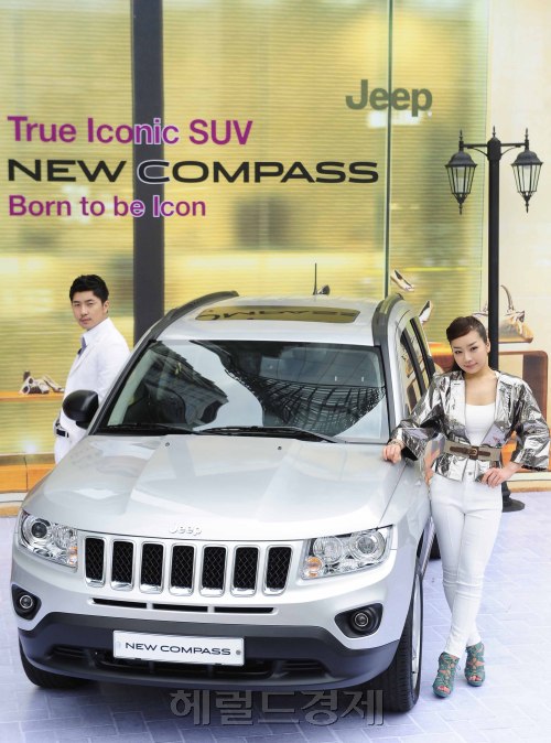 13일 오전 크라이슬러 코리아가 Jeep 브랜드의 신형 '컴패스'를 출시한 가운데 서울 청계천에서 출시 이벤트를 하고 있다. 부가세 포함 3,490만원. 박해묵 기자/mook@heraldm.com
13일 오전 크라이슬러 코리아가 Jeep 브랜드의 신형 '컴패스'를 출시한 가운데 서울 청계천에서 출시 이벤트를 하고 있다. 부가세 포함 3,490만원. 박해묵 기자/mook@heraldm.com