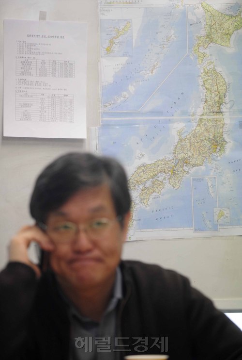 일본 강진과 쓰나미로 인해 복구작업이 이어지는 가운데 13일 오전 서울 도렴동 외교통상부 재외동포영사국 직원들이 종합상황대책실에서 분주하게 움직이고 있다. 박해묵 기자/mook@heraldm.com
일본 강진과 쓰나미로 인해 복구작업이 이어지는 가운데 13일 오전 서울 도렴동 외교통상부 재외동포영사국 직원들이 종합상황대책실에서 분주하게 움직이고 있다. 박해묵 기자/mook@heraldm.com