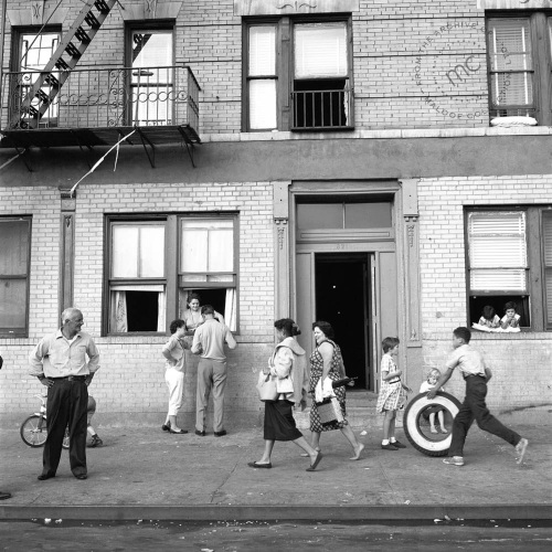 <YONHAP PHOTO-0011> This Sept. 28, 1959 photograph provided on Jan. 6, 2011 by Maloof Colection Ltd. showing life on the streets of New York was taken by Vivian Maier, titled "September 28, 1959, 108th St. East, New York, N.Y." (AP Photo/Maloof Collection Ltd., Vivian Maier)/2011-03-13 00:08:04/ <저작권자 ⓒ 1980-2011 ㈜연합뉴스. 무단 전재 재배포 금지.>
This photograph from 1959 provided by Maloof Collection Ltd. showing New York street life was taken by Vivian Maier, titled “September 28, 1959, 108th St. East, New York, N.Y.”  AP-Yonhap News