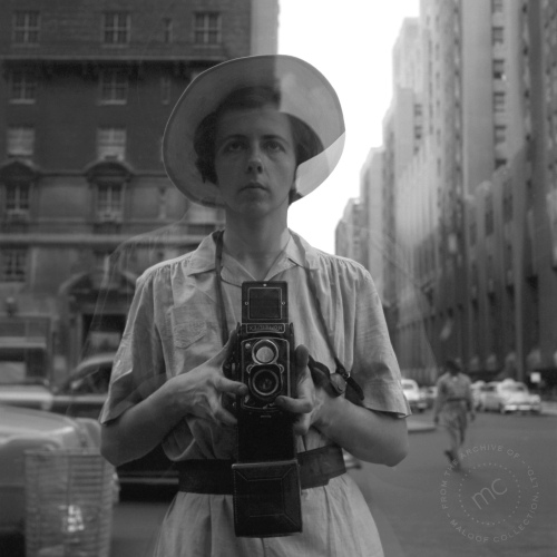<YONHAP PHOTO-0020> This undated photograph provided on Jan. 6, 2011 by Maloof Colection Ltd. shows an undated and untitled self portrait of Vivian Maier. Maier, who worked as a nanny, scoured the streets day and night, venturing into strange and sometimes dicey neighborhoods. Her constant companion was a camera. Over five decades, she shot tens of thousands of photos. Few were seen by anyone but her. That's the way she wanted it. But that's all changed now, thanks to a bargain hunter who stumbled upon a huge grocery box in an auction house, discovered her work and has now become her champion. (AP Photo/Maloof Collection Ltd., Vivian Maier)/2011-03-13 00:09:10/ <저작권자 ⓒ 1980-2011 ㈜연합뉴스. 무단 전재 재배포 금지.>
This undated photograph shows an untitled self portrait of Vivian Maier. AP-Yonhap News