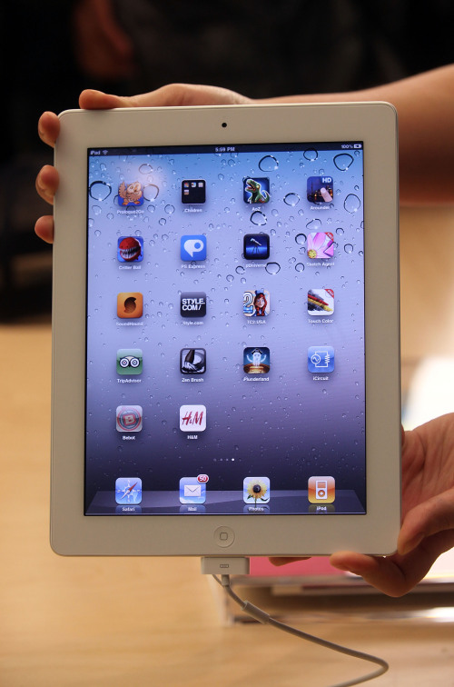 <YONHAP PHOTO-0952> NEW YORK, NY - MARCH 11: A worker holds the new iPad 2 shortly after it went on sale at the Fifth Avenue Apple store March 11, 2011 in New York City. The iPad 2 became available at 4:00 a.m. Eastern time for online purchase and at 5:00 p.m. today in over 10,000 retail locations. Mario Tama/Getty Images/AFP== FOR NEWSPAPERS, INTERNET, TELCOS & TELEVISION USE ONLY == /2011-03-12 08:43:51/ <저작권자 ⓒ 1980-2011 ㈜연합뉴스. 무단 전재 재배포 금지.>