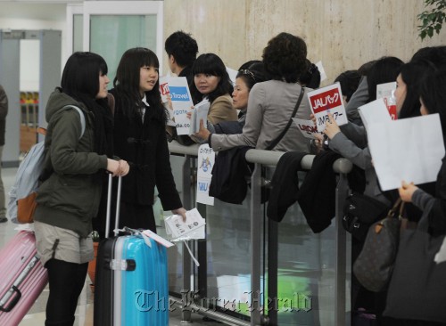 지난 11일 일본의 거대한 지진에도 불구하고 많은 일본인관광객이 13일 오전 김포공항을 통해 입국을 하고 있다.<br />이상섭기자/babtong@heraldm.com 2011.03.13
Japanese tourists arrive at Gimpo International Airport in Seoul on Sunday.    Lee Sang-sub/The Korea Herald