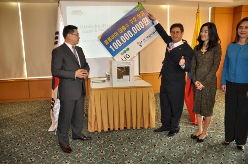 Colombia Charge d’Affaires Manuel Solano (second from right)
gives a thumb up to a 100 million won check donated by Vice Chair
of LIG Korea Koo Bon-sang (left). Yoav Cerralbo/The Korea Herald