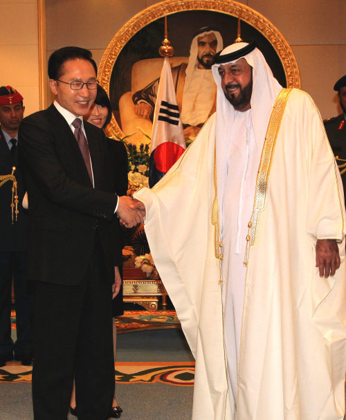 <YONHAP PHOTO-1990> 李대통령, 칼리파 UAE대통령과 정상회담 (아부다비=연합뉴스) 전수영 기자 = 이명박 대통령이 13일 오후(현지시간) 아부다비 시내 알-무슈리프궁에서 칼리파 빈 자이드 알 나흐얀 대통령과 악수하고 있다. 2011.3.13 swimer@yna.co.kr/2011-03-13 19:31:50/ <저작권자 ⓒ 1980-2011 ㈜연합뉴스. 무단 전재 재배포 금지.>
<YONHAP PHOTO-1990 alt=