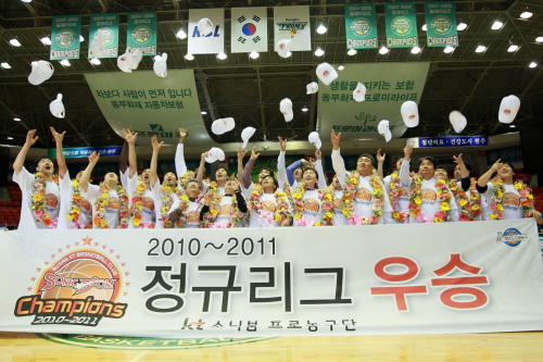 부산 KT가 지난 13일 프로농구 정규리그 우승을 확정지었다. KT의 우승은 특히 뚜렷한 스타플레이어 없이 평범한 사람들이 일궈낸 것이라 주목을 받고 있다. 또 부산 지역을 연고로 한 프로구단의 14년 만의 첫 우승이라는 점에서 의미가 크다. KT는 이를 기념해 오는 16일부터 4월 3일까지 온라인과 모바일, 올레TV를 통한 경품이벤트와 KT 주요 상품 가입을 통한 가입이벤트로 동시에 진행한다.