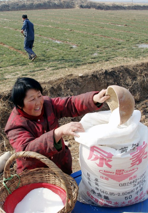 <YONHAP PHOTO-2377> (110303) -- BEIJING, March 3, 2011 (Xinhua) -- An Guizhi, a farmer from Jinan, applies fertilizer in her wheatland in Nanfenghuang village in Jinan, capital of east China's Shandong province, March 3, 2011. Rain and snowfalls in the past days eased the drought in Shandong which has last for months. (Xinhua/Zhu Zheng)(llp)/2011-03-03 19:18:48/ <저작권자 ⓒ 1980-2011 ㈜연합뉴스. 무단 전재 재배포 금지.>
A farmer uses fertilizer on her wheatland in Nanfenghuang village in Jinan, capital of east China’s Shandong province.
Xinhua-Yonhap news