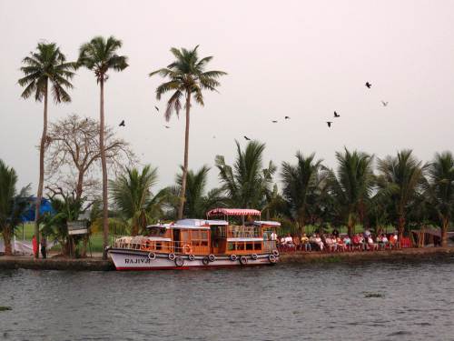 <YONHAP PHOTO-1102> TO GO WITH Lifestyle-travel-India-Asia-retired,FEATURE by Ben Sheppard This picture taken on February 25, 2011 shows a group of elderly European tourists watching the sunset on Lake Vembanadu in Kumarakom, Kerala, southern India. Kerala's backwaters are a popular tourist destination offering picturesque palmfringed canals, stretches of paddy fields and spice plantations. AFP PHOTO / Batche MATI /2011-03-14 11:01:51/ <저작권자 ⓒ 1980-2011 ㈜연합뉴스. 무단 전재 재배포 금지.>
A group of elderly European tourists watching the sunset on Lake Vembanadu in Kumarakom, Kerala, southern India.  AFP-Yonhap News