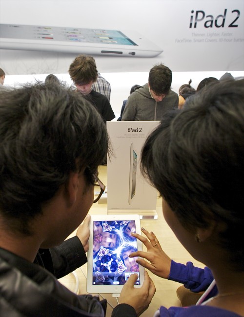 <YONHAP PHOTO-1912> Shoppers try the front camera of the new iPad 2 at The Grove Apple store in Los Angeles Friday, March 11, 2011. The iPad 2, the updated version of Apple Inc.?s iPad tablet computer, went on sale Friday. (AP Photo/Damian Dovarganes) /2011-03-12 16:00:40/ <저작권자 ⓒ 1980-2011 ㈜연합뉴스. 무단 전재 재배포 금지.>
Shoppers try the front camera of the new iPad 2 at The Grove Apple store in Los Angeles on Friday.  AP-Yonhap News