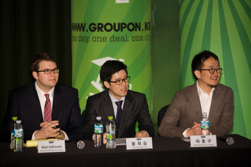 Hwang Hee-seung (center), chief executive of Groupon Korea, on Monday holds a press conference with fellow executives to mark the launch of the social commerce firm in Korea. Groupon Korea