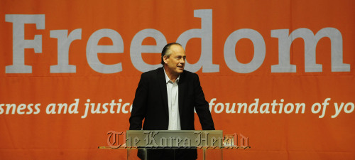 Dr. David Batstone. 박해묵 기자/mook@heraldm.com
David Batstone, president of Not for Sale, gives a special guest sermon on modern-day slavery at a church in Seoul on Sunday. Park Hae-mook/The Korea Herald