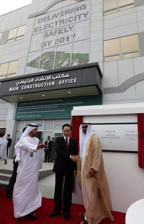 <YONHAP PHOTO-1836> 李대통령, UAE원전예정부지 기공식 참석 (브라카=연합뉴스) 전수영 기자 = 이명박 대통령이 14일 오전(현지시간) 아부다비 서쪽 해안의 브라카에서 열린 한국형 원자력발전소 기공식에 참석, 모하메드(오른쪽) 왕세자와 기념동판을 제막한뒤 악수하고 있다. 2011.3.14 swimer@yna.co.kr/2011-03-14 15:41:38/ <저작권자 ⓒ 1980-2011 ㈜연합뉴스. 무단 전재 재배포 금지.>
President Lee Myung-bak shakes hands with the crown prince of Abu Dhabi, Sheikh Mohammed bin Zayed al Nahyan, at a groundbreaking ceremony for initial works at the proposed nuclear power plant site in Braka on Monday.   Yonhap News