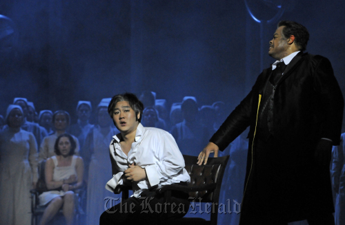 Tenor Kim Woo-kyung (left) playing Faust and bass Samual Ramey playing Mephistopheles in “Faust” The Korea National Opera
Tenor Kim Woo-kyung (left) playing Faust and bass Samual Ramey playing Mephistopheles in “Faust”
The Korea National Opera