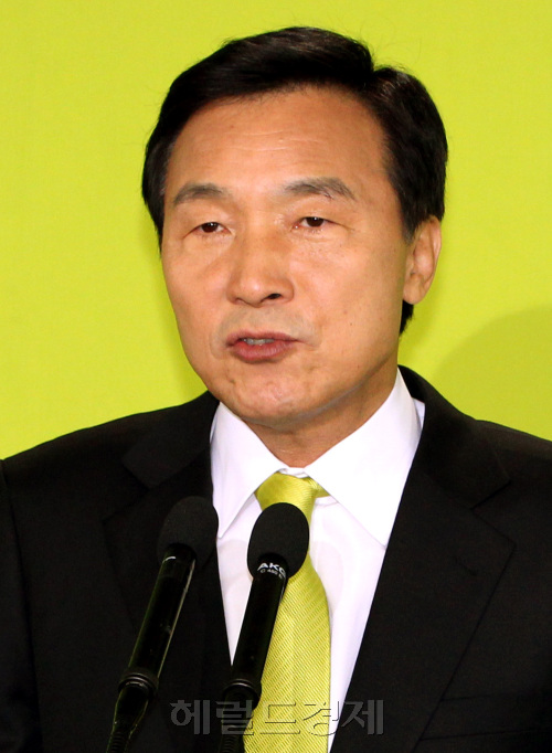 민주당 손학규 대표가  10일 당대표 취임 100일을 맞아 영등포당사에서 2011년 연두기자회견을 갖고 사회구조의 변혁과 사람 중심의 함께 가는 복지, 평화를 화두로 서민과 중산층 편에 서겠다는 입장을 밝히고 있다.양동출dcyang@heraldm.com/110110/
민주당 손학규 대표가  10일 당대표 취임 100일을 맞아 영등포당사에서 2011년 연두기자회견을 갖고 사회구조의 변혁과 사람 중심의 함께 가는 복지, 평화를 화두로 서민과 중산층 편에 서겠다는 입장을 밝히고 있다.양동출dcyang@heraldm.com/110110/
민주당 손학규 대표가  10일 당대표 취임 100일을 맞아 영등포당사에서 2011년 연두기자회견을 갖고 사회구조의 변혁과 사람 중심의 함께 가는 복지, 평화를 화두로 서민과 중산층 편에 서겠다는 입장을 밝히고 있다.양동출dcyang@heraldm.com/110110/