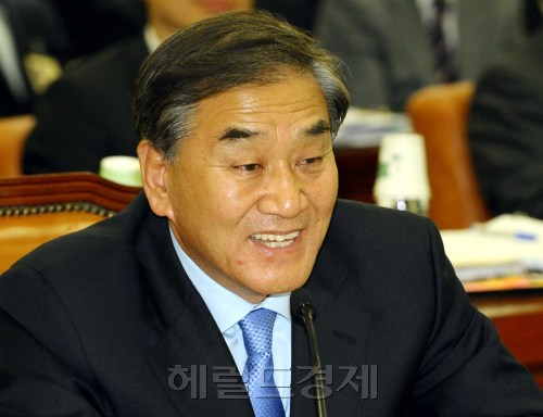 이재오 국민권익위원회 위원장이 19일 오전 국회 정무위에서 열린 국정감사에서 의원들의 질의에 답변하고 있다.양동출dcyang@heraldm.com/091019/
이재오 국민권익위원회 위원장이 19일 오전 국회 정무위에서 열린 국정감사에서 의원들의 질의에 답변하고 있다.양동출dcyang@heraldm.com/091019/
이재오 국민권익위원회 위원장이 19일 오전 국회 정무위에서 열린 국정감사에서 의원들의 질의에 답변하고 있다.양동출dcyang@heraldm.com/091019/