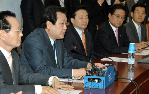 15일 오전 국회에서 열린 한나라당 일본지진피해대책특위에서 김무성 원내대표가 인사말을 하고 있다.양동출dcyang@heraldm.com/110315/
15일 오전 국회에서 열린 한나라당 일본지진피해대책특위에서 김무성 원내대표가 인사말을 하고 있다.양동출dcyang@heraldm.com/110315/
15일 오전 국회에서 열린 한나라당 일본지진피해대책특위에서 김무성 원내대표가 인사말을 하고 있다.양동출dcyang@heraldm.com/110315/
15일 오전 국회에서 열린 한나라당 일본지진피해대책특위에서 김무성 원내대표가 인사말을 하고 있다.양동출dcyang@heraldm.com/110315/