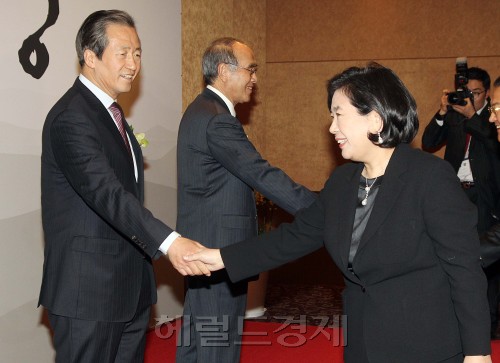 정몽준 한나라당 의원(왼쪽)과 현정은 현대그룹 회장이 14일 오후 서울 세종문화회관에서 열린 고 정주영 현대 회장 추모음악회 리셉션에 참석해 악수를 나누고 있다.사진공동취재단
정몽준 한나라당 의원(왼쪽)과 현정은 현대그룹 회장이 14일 오후 세종문화회관에서 열린 고(故) 정주영 명예회장 추모음악회 에서 악수를 나누고 있다. 그러나 이 날 현 회장과 정몽구 회장간의 깊은 대화는 없었다. [공동취재단]