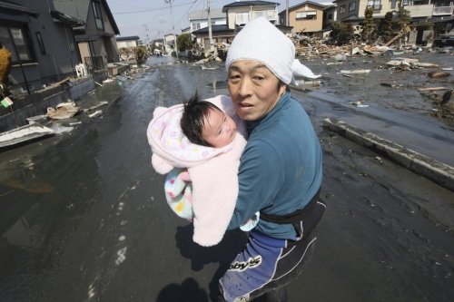 <YONHAP PHOTO-0307> "쓰나미 경보, 필사적 탈출" (AP/요미우리신문=연합뉴스) 14일(현지 시각) 쓰나미가 휩쓸고 간 미야기현 이시노마키에서 쓰나미 경보가 또다시 울리자 한 남성이 생후 4개월 된 자신의 아이를 안고 급히 대피하고 있다./2011-03-15 10:34:26/ <저작권자 ⓒ 1980-2011 ㈜연합뉴스. 무단 전재 재배포 금지.>