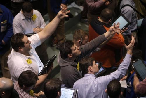 <YONHAP PHOTO-3166> Traders work in the oil options pit at the New York Mercantile Exchange in New York, Monday, March 14, 2011. (AP Photo/Seth Wenig)/2011-03-14 23:34:00/ <저작권자 ⓒ 1980-2011 ㈜연합뉴스. 무단 전재 재배포 금지.>
Traders work in the oil options pit at the New York Mercantile Exchange in New York on Monday. AP-Yonhap News
Traders work in the oil options pit at the New York Mercantile Exchange in New York on Monday. AP-Yonhap News