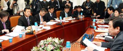 15일 오전 국회에서 열린 한나라당  일본지진피해대책특위에서 김무성 원내대표가 인사말을 하고 있다.양동출dcyang@heraldm.com/110315/