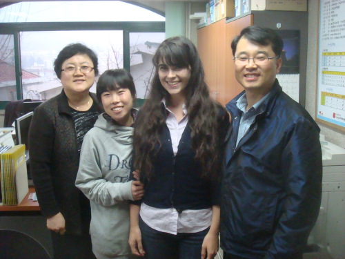 Dara Kaye (second from right) with So Hyang-ok (left), executive director of Daejeon Salvation Army Children’s Home Gil Young-ju (second from left), director of  the orphanage and orphanage president Park Ha-yong.   Dara Kaye