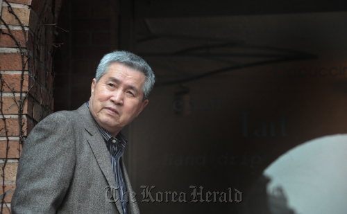 임권택감독<br />정희조 기자/checho@heraldm.com 110314
Im Kwon-taek poses at a cafe in Samcheong-dong, Seoul, Monday. Chung Hee-cho/The Korea Herald
